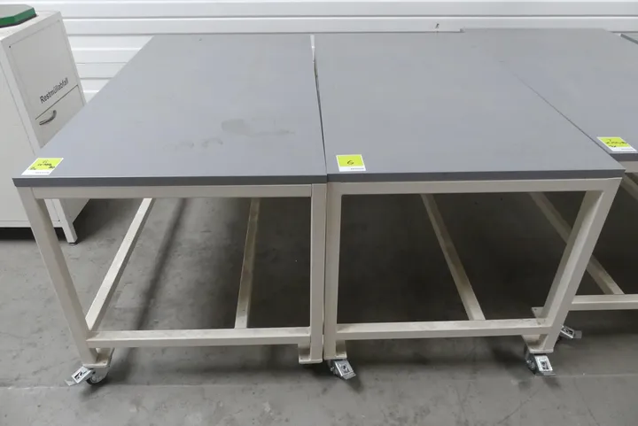 2x Fahrbarer Arbeitstisch Maße in cm ca.: 150 x 80